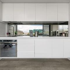 Stylish 2BR Top-Level Unit with Lift near Bondi Beach