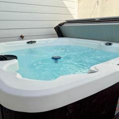 Oar Place - Private Hot Tub! 1 Mile To Marina! Steps to Indoor & Outdoor Pools!