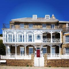 Flat 4 Marine Parade House, 1 East Cliff- Next to Dover Port, White Cliffs, Beach, Castle