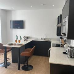 Brand NEW apartment with FREE Parking, Sleeps 4, near Beach & City Centre