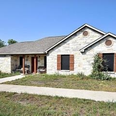 Stylish Ranch Oasis & hot tub / firepit /pool.