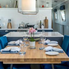 Luxurious houseboat near Canary Wharf in London