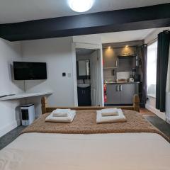 The White Lion Hotel, Church Road, Yate BS37 5BG Self-check-in FREE PARKING Walk away from the centre of Yate!