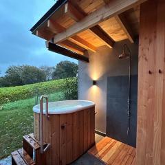 Cabanes avec jacuzzi les pieds dans la vignes