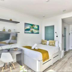 Modern Luxe Getaway for 2 with Stunning Cape Town Views, Fast WiFi, Queen Bed, Voice Control, Chic & Stylish Comfort