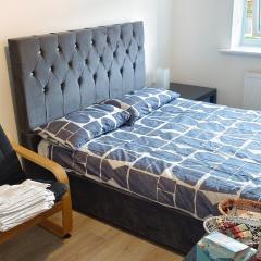 H8 Room 2 Quiet place with 15 min walk to City Centre, Free car parking, Late night Checkin Anytime ,2min walk to bus stop