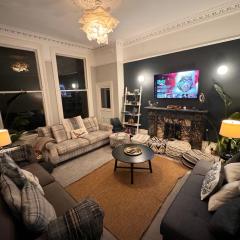Deluxe Huge Detached House with Parking, sleeps up to 30 people, 2m from Liverpool City Centre