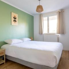 Available - Entire Apartment - 10mn T12 - RER D, Paris 33mn, From 1 to 6 Guests, Undergroung Private Parking, Shopping Mall, Swimming Pool, Skating Rink, Théâtre, Cinéma, Library