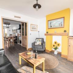 2-Bedroom Stylish, Cosy & Bright Cottage, Pet Friendly, Sleeps 5, Titchfield Village - VICTORIOUS FESTIVAL SPECIAL OFFER AVAILABLE! - by Blue Puffin Stays