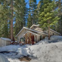Glades Getaway by Tahoe Getaways - Charming Pet-Friendly 3 BD North Shore Cabin w Wood Fireplace & Short Drive to Ski Resorts