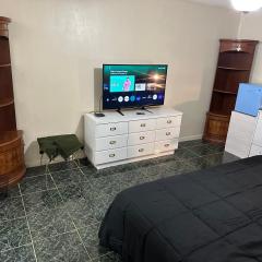 PEACEFUL KING BED WITH 55 INCH SMART TV, 450 WIFI near FIU-Dolphin-MIA