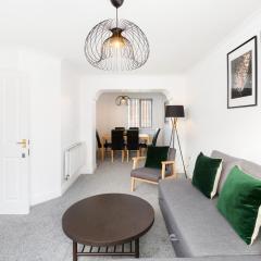 Newly Renovated - 4 Bedroom Anchor House - Close to JQ, Birmingham City Centre - Groups & Contractors