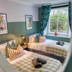 2 Bed Stylish Spacious Apt -Sleeps 6 Central Cheltenham, with Free Parking - By Blue Puffin Stays