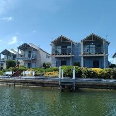 Captains Cove Resort - Waterfront Apartments
