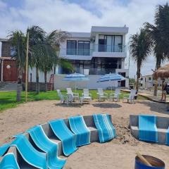 Hermosa casa frentes al mar en Montanita con piscina