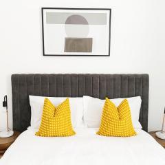 Beautiful Queen Room 1Min Walk to Station with 60Inch TV