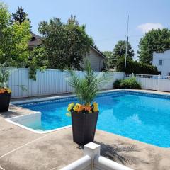 PRIVATE POOL AND BACKYARD * BBQ * 6 BEDS * 5 MIN. FROM MTL