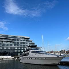 SUPERYACHT ON 5 STAR OCEAN VILLAGE MARINA, SOUTHAMPTON - minutes away from city centre and cruise terminals - free parking included