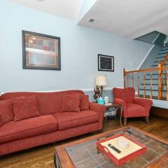 Cozy, top-floor 3BR loft with balcony in West Town