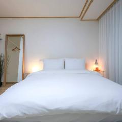 Modern and Comfy House/ Hongik St. Exit 2 10min