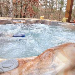 Relax & Unwind Hot-Tub 6 seater, Fire-Pit, Master King Bed, Near Wineries, Resort Amenities