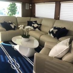 Luxury Afloat Yacht Paradise 3 bedrooms 3bath 5 beds with full Marina view