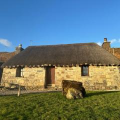 Tigh Mairi at Mary's Thatched Cottages