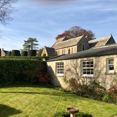 The Old Post Office Studio Apartment in a Beautiful Cotswold Village