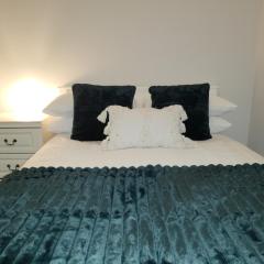 Spacious Rooms - Ideal for Contractors Relocators Business Travellers Long Stay Discounts
