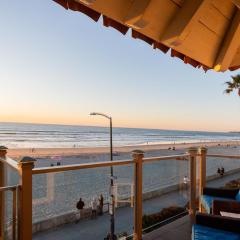 Oceanfront, two-level condo with stunning view, decks, fast WiFi & fireplace