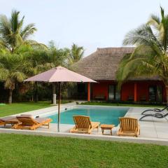 Villa avec piscine près de l'océan.