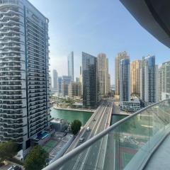 "Luxurious 2 Bed, 3 Bath Apartment in Dubai Marina - Steps Away from JBR!"