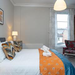 Queens Large 2 BDR & 1 BDR Apartments by Belfast City Breaks