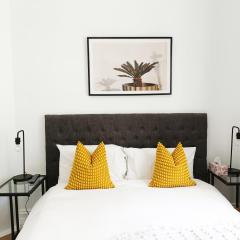 Stylish Queen Room 1Min Walk to Station 5Min to City 10Min to Airport
