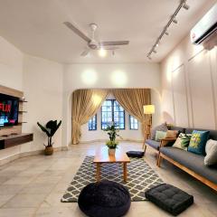 NEW! Petaling Jaya Landed Home next to Paradigm Mall, LDP, 5 Bedroom for up to 18Pax