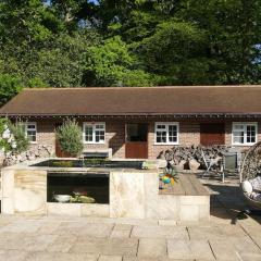 The Stables - 2 bed with large garden and hot tub.