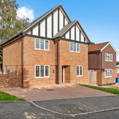 Luxury Detached New 5 Bedroom House Ascot - Parking Private Garden