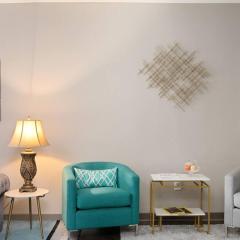 DT Charm Apt with Pool,Gym,Wine,WKSpace, Free Parking