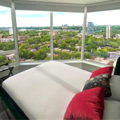 Luxury Apartment in Yorkville Downtown Toronto with City View