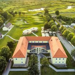Klaudia's Hotel & Restaurant at Golf Resort, Bač Šamorín