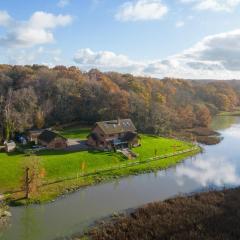 Serene Riverside: 6BR Luxury Retreat in Curdridge