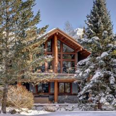 Glacier View Chalet | Family Chalet with Hot tub & Views, Set in a Tranquil Location