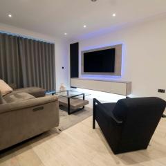 Luxury, Modern & Cosy 1 Bedroom Prestige London Apartment