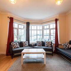 Comfy - 3 Bedroom Flat With Parking