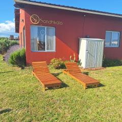 Sandhikala -Camet Norte- Cabañas a 1 cuadra de la playa, estacionamiento en jardín privado,se aceptan mascotas