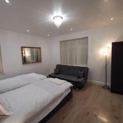 Three Bedroom Modern Apartment by Luton Airport and Luton Station