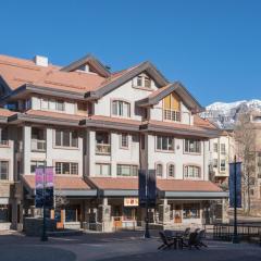 Centrum 302 by AvantStay Gorgeous Condo w Great Views Steps Away From Ski Runs