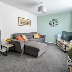 Gayton Apt, 2 BR, Sleeps 4, FREE parking, Kitchen, Close Motorways