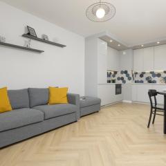 Bright, Cozy Apartment Close to the Airport by Noclegi Renters