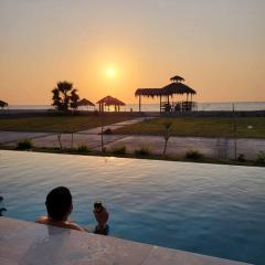 HERMOSA CASA CON PISCINA FRENTE AL MAR - PRIMERA FILA